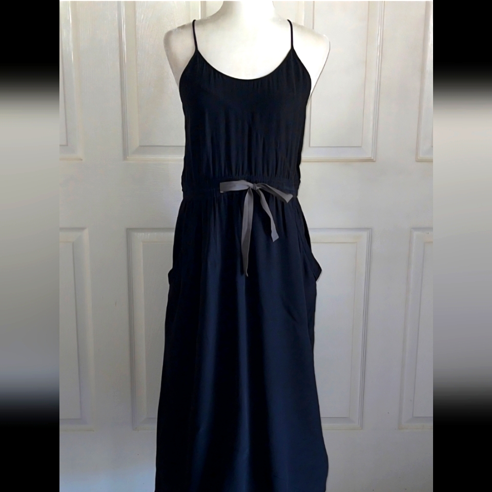 Black Sleeveless Dress With Tie Waist